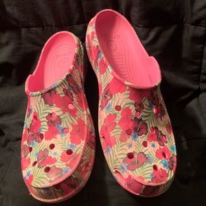 CROCS clog pink tropical floral print, Women’s size 10